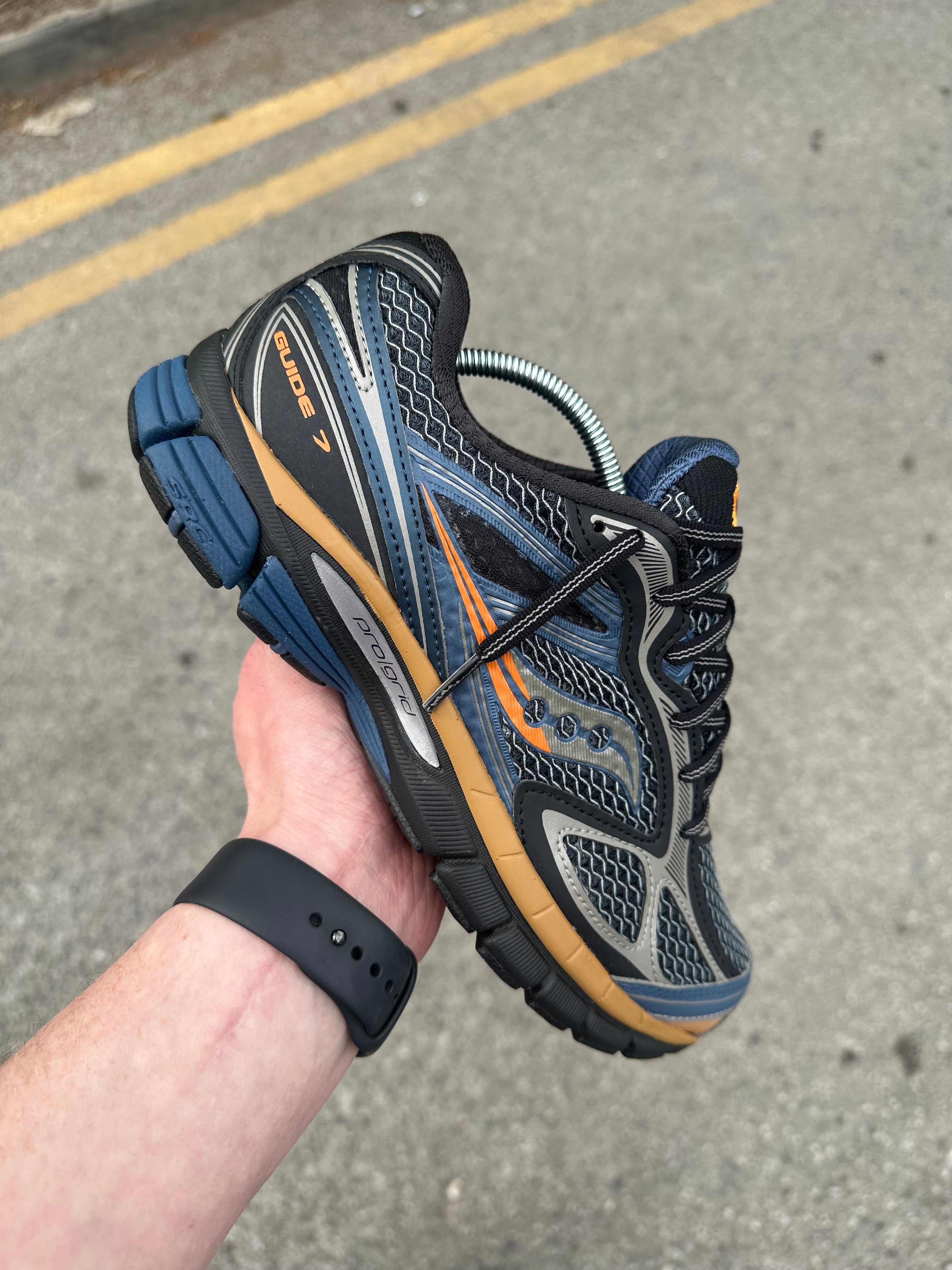 Saucony Pro Guide 7 ‘Black Navy Orange’